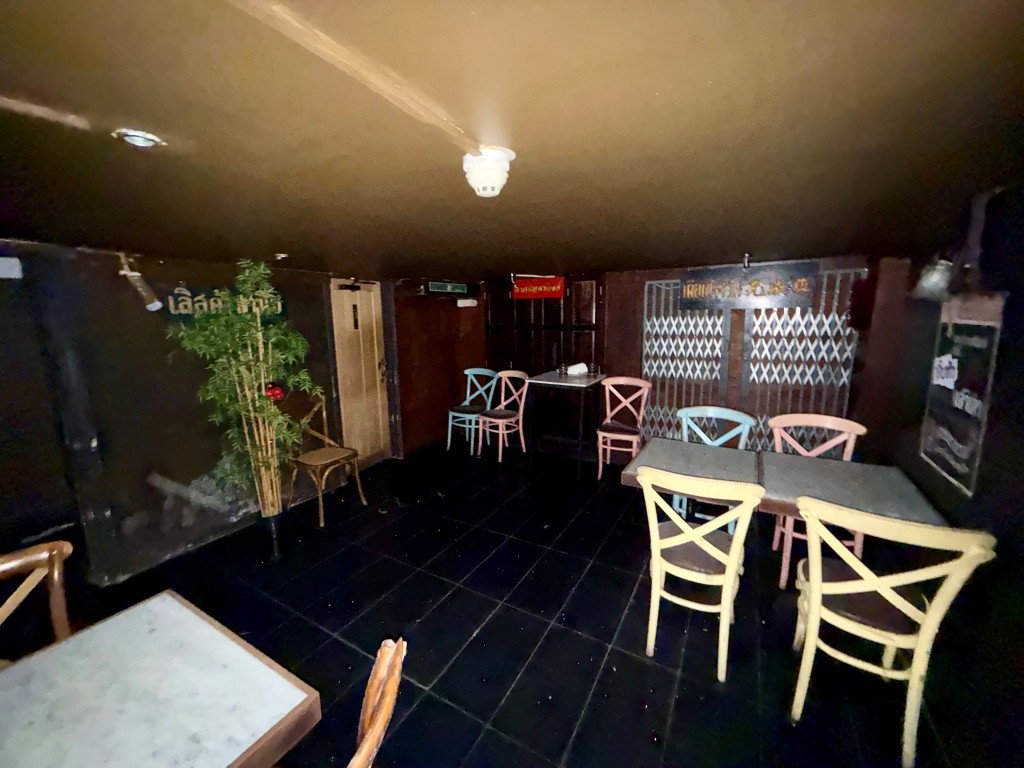 Lot: 24 - VACANT COMMERCIAL UNIT WITH POTENTIAL - Lower ground floor seating area two